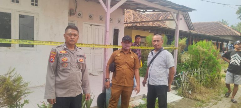 Warga Masyarakat Desa Bakung Kecamatan Kronjo, Dihebohkan Dengan Penemuan Mayat di Dalam Rumah