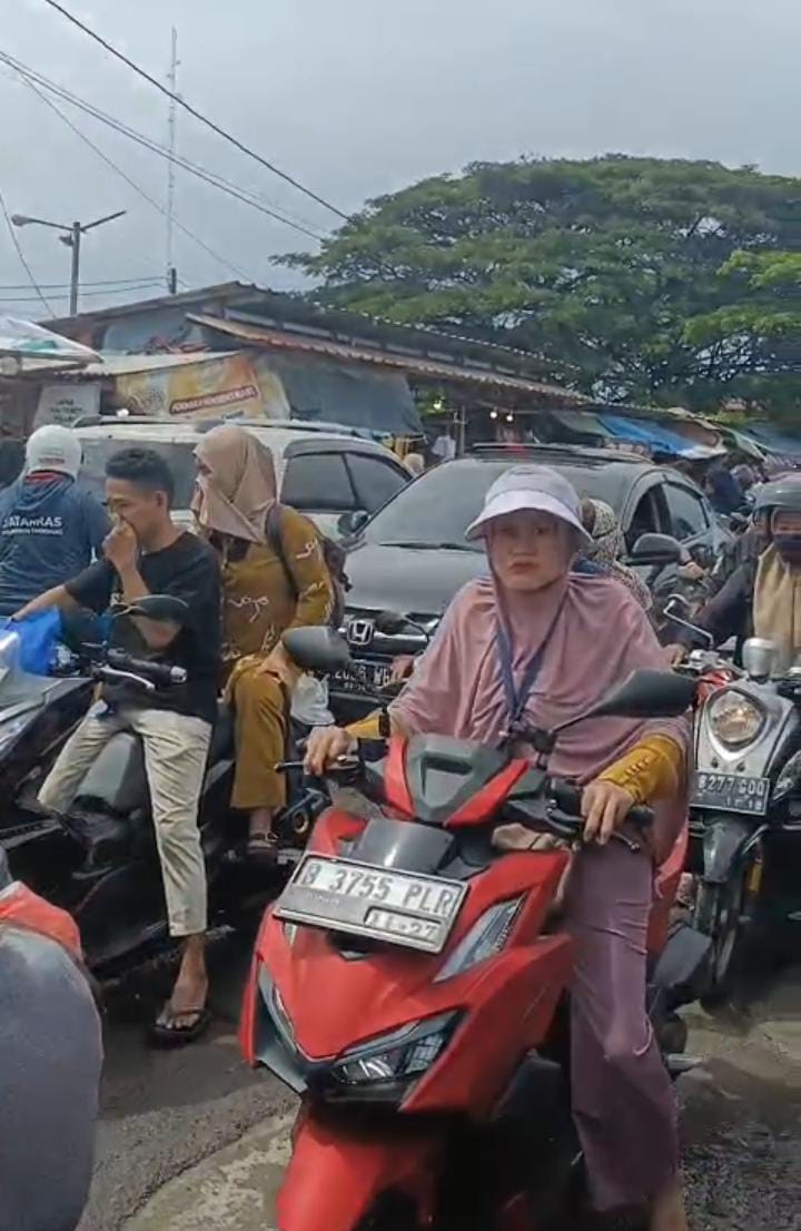 Para Penghuni Kios dan Lose Dagang Pasar Sentiong – Balaraja, Menjerit Maraknya Oknum Preman Yang Bekingi Para PKL