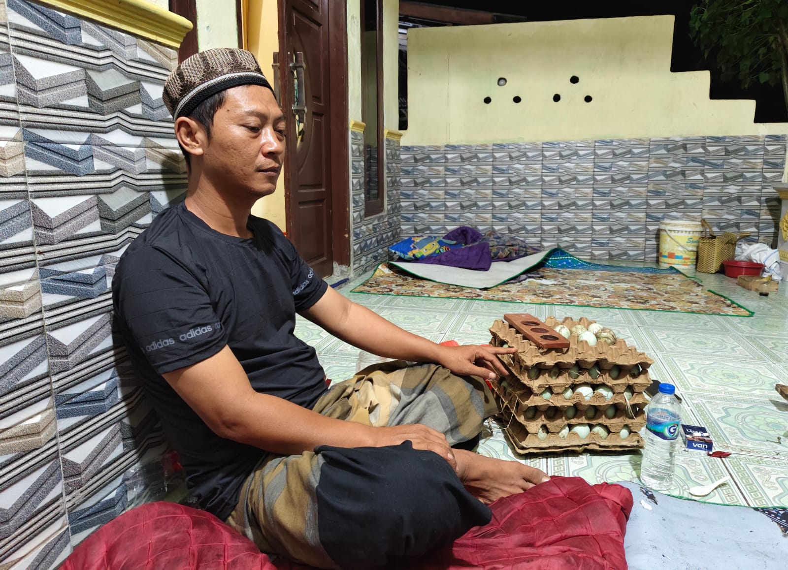 Bangkit dari Keterpurukan, Roni Kembali Menjalankan Usaha Telur Bebek