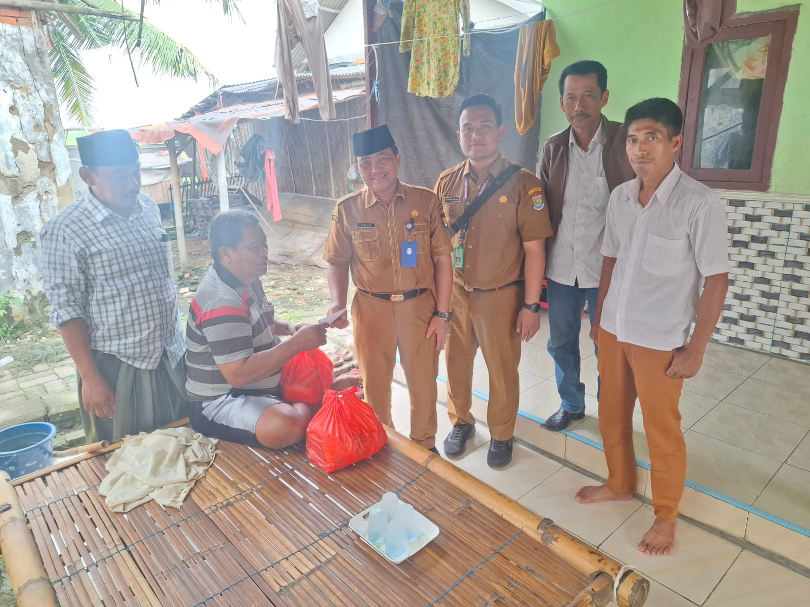 Kunjungan Sosial dan Bantuan untuk Penderita Stroke, Wujud Kepedulian Pemcam Mekar Baru