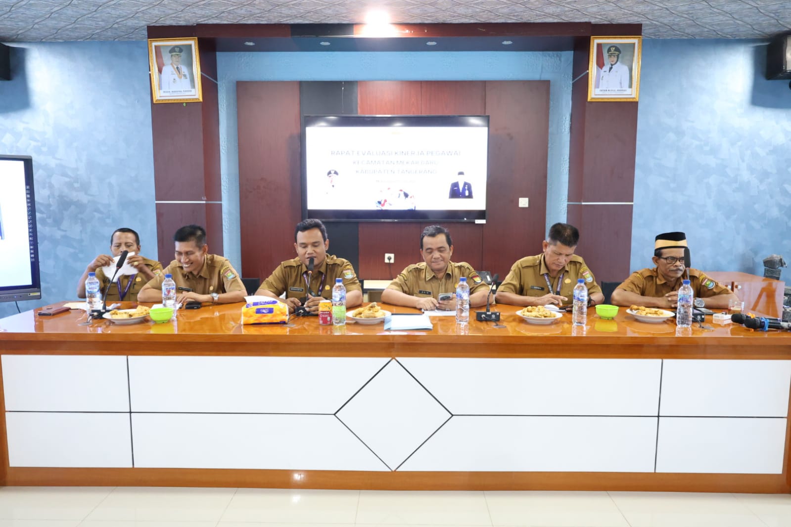 Rapat Evaluasi Kinerja Pegawai Kecamatan Mekar Baru: Dorong Disiplin dan Profesionalisme Aparatur