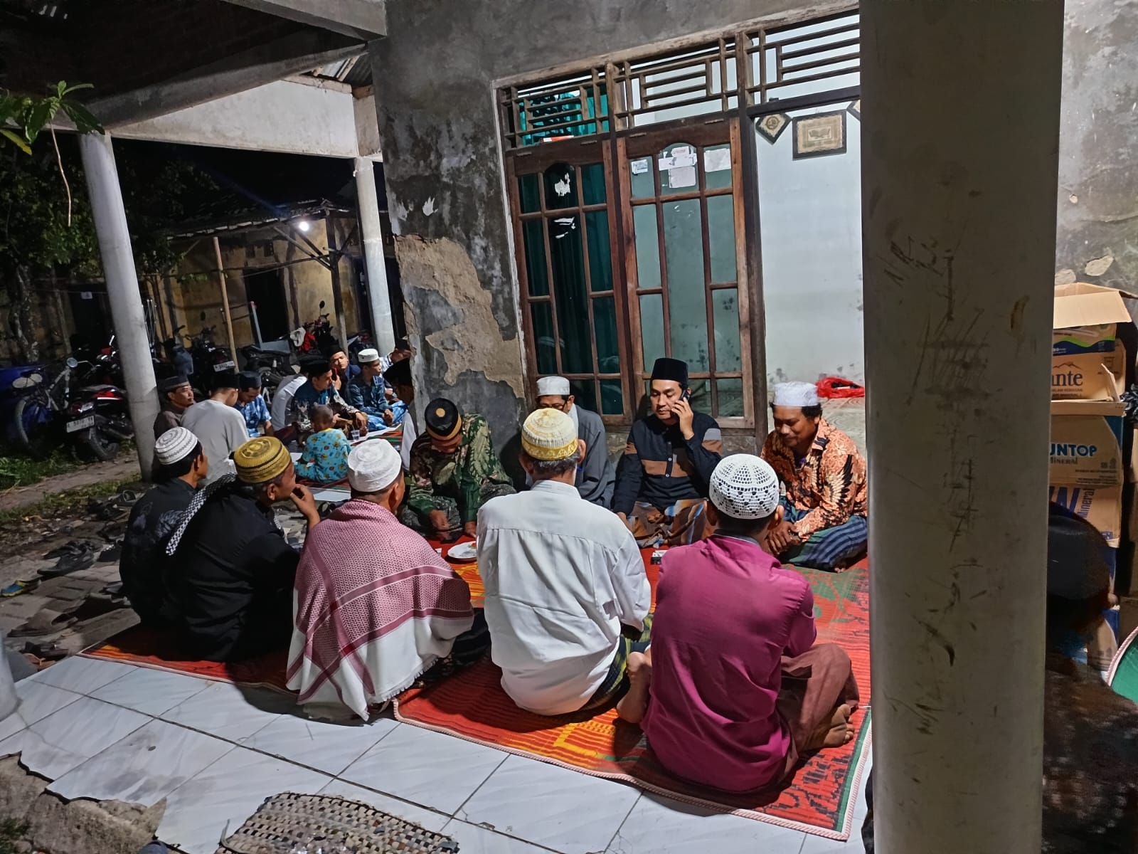 Kampung Cibareng Berduka: Kepala Desa Mekar Baru Hadiri Takziah Tokoh Masyarakat