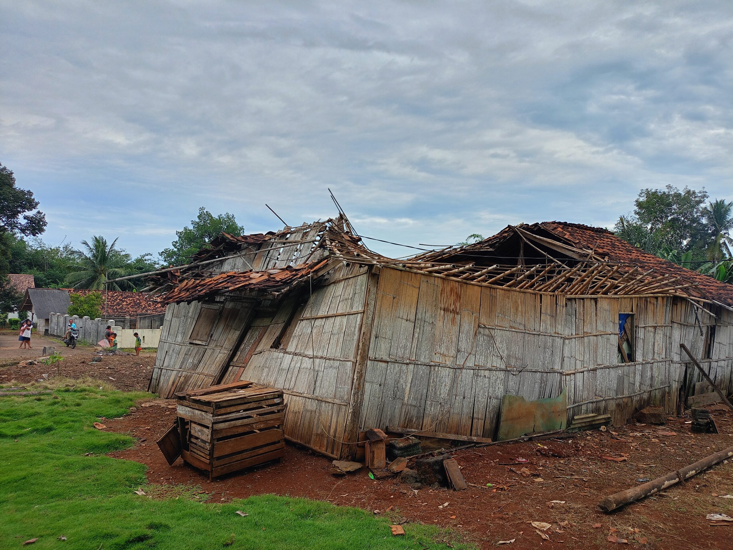 1,5 Bulan Tinggal di Rumah Runtuh, Saripudin dan Tiga Anak Yatim Menanti Uluran Tangan Kita