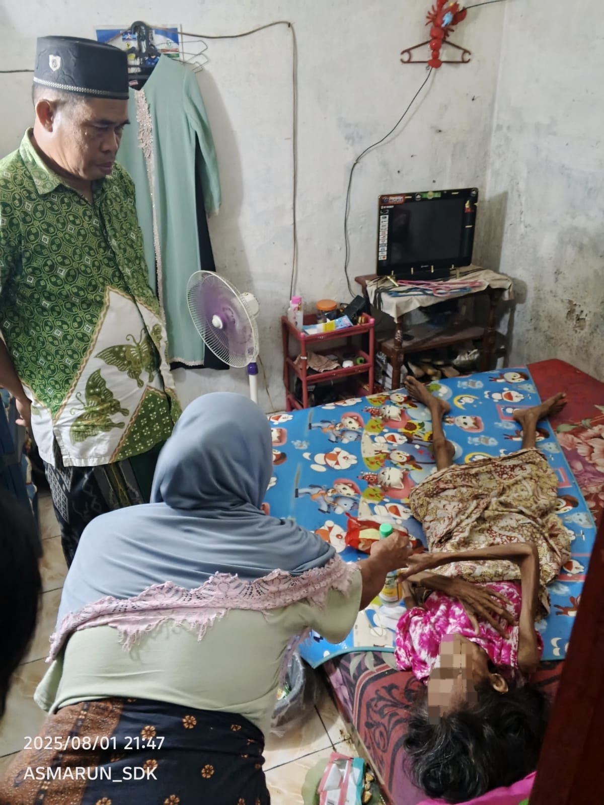 Peduli Warga, Kades Sidoko Sigap Jenguk Ibu Atun yang Sakit dan Hidup dalam Keterbatasan