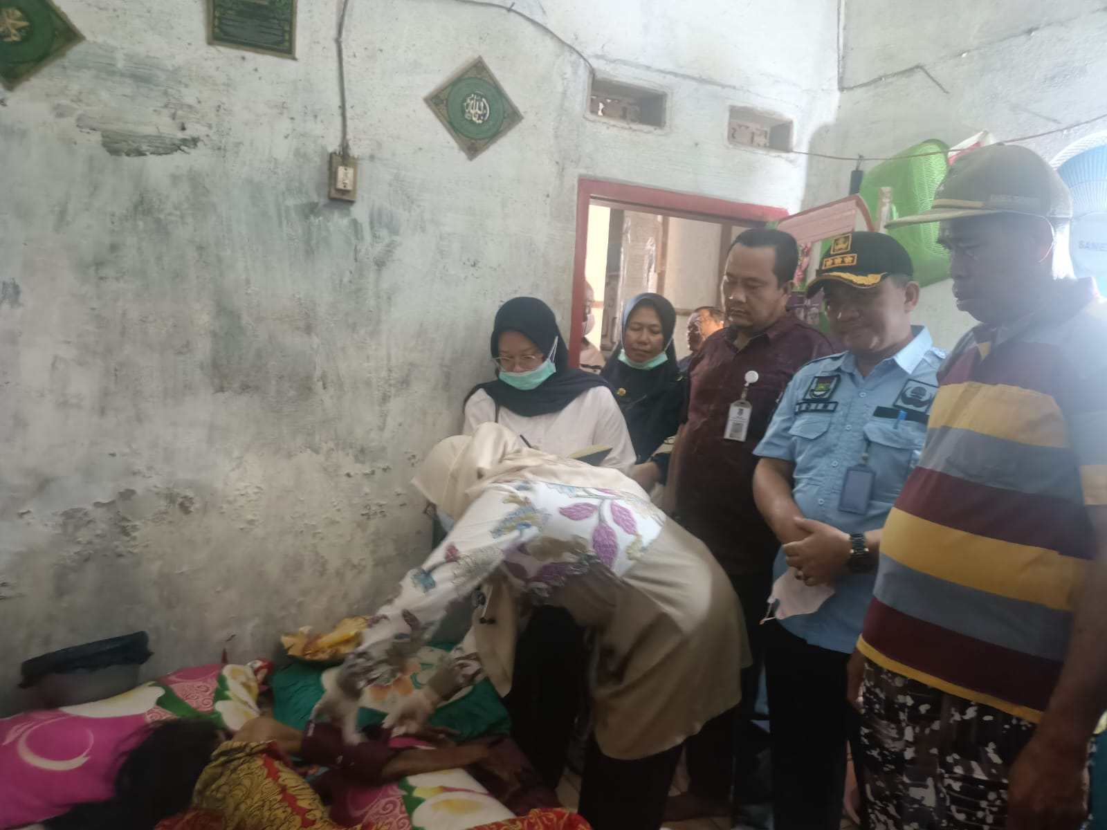 Camat Gunung Kaler Turun Langsung Jenguk Warga Sakit, Bantu Rujuk ke RSUD