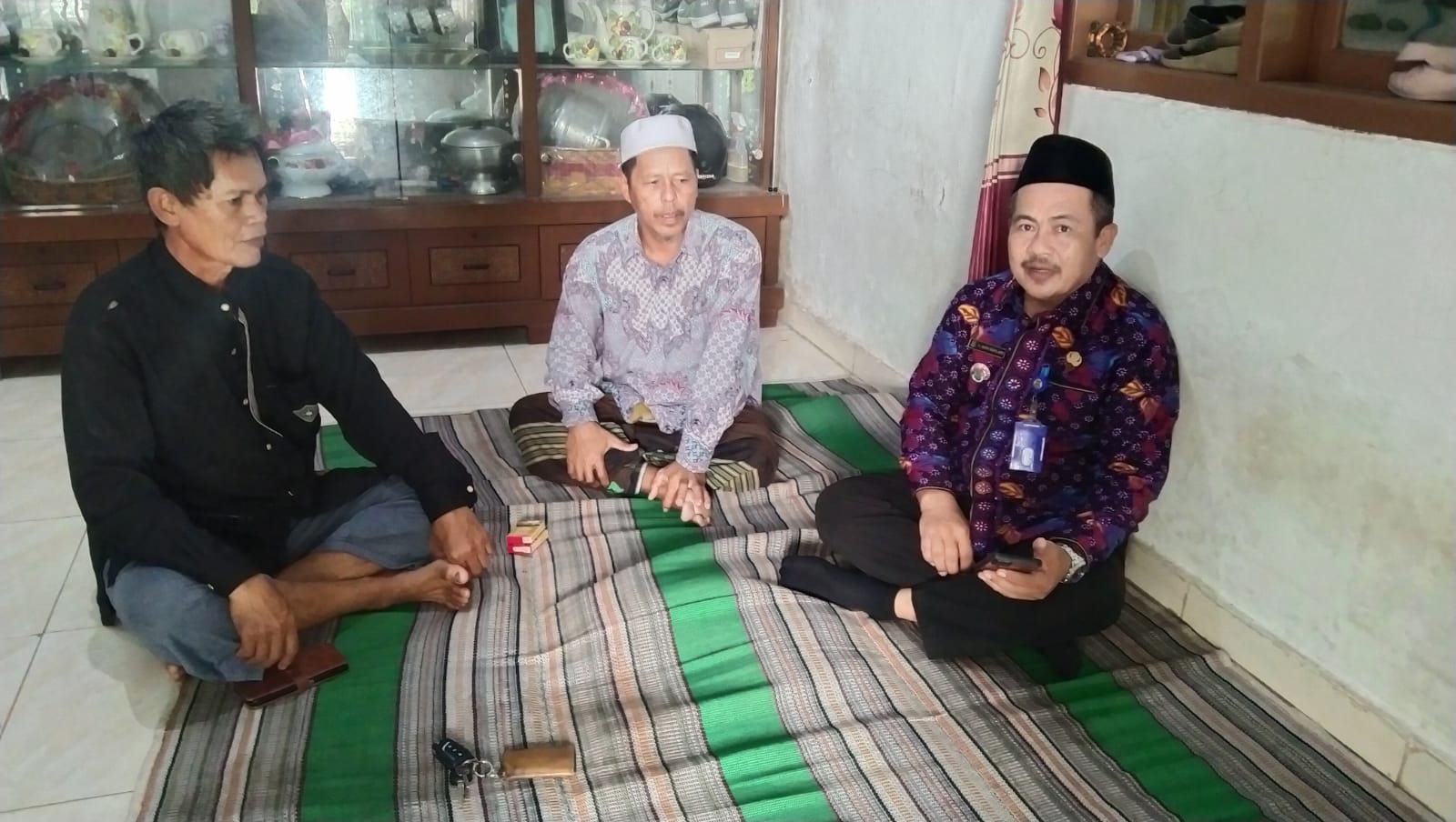 Jalin Kedekatan dengan Ulama, Camat Mekar Baru Kunjungi KH. Sabit dan Ponpes Riadhul Ibtida