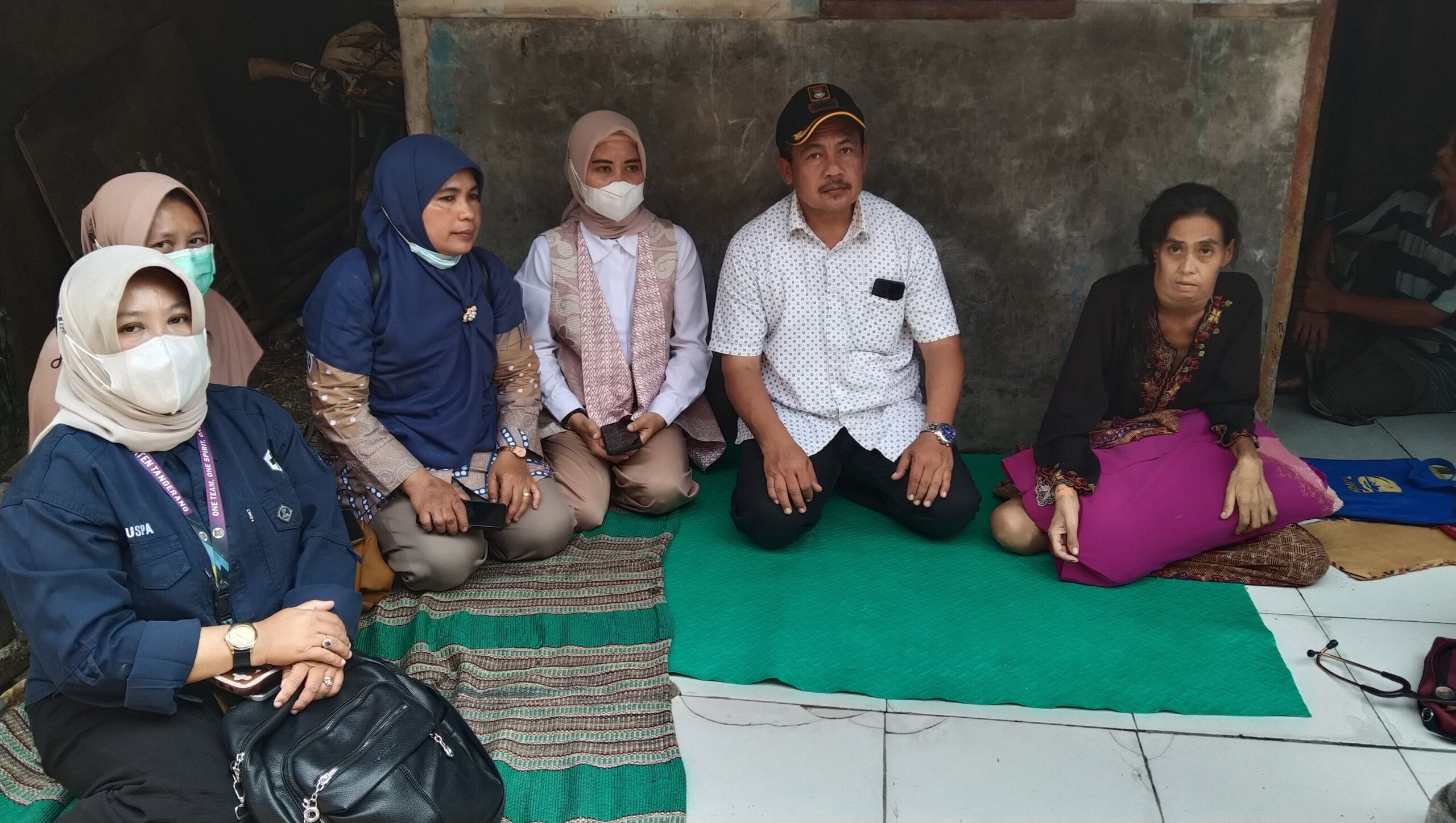 Camat Mekar Baru Tunjukkan Kepedulian, Jenguk Warga Penderita Penyakit di Tengah Kesibukan HUT RI ke-80