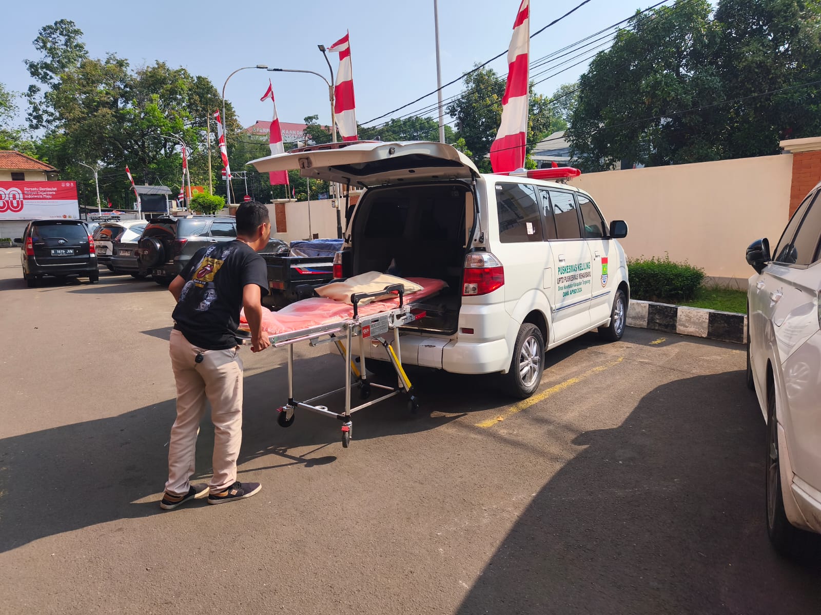 Pemerintah Hadir, Puskesmas Mekar Baru Gerak Cepat Bawa Pasien ke RSUD