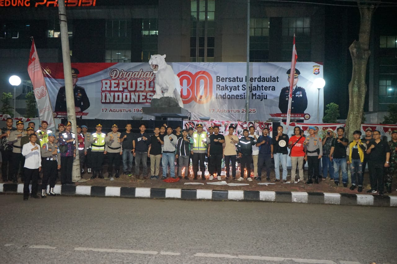 Kapolresta Temui Komunitas Ojol dan Aktivis Mahasiswa Yang Menggelar Aksi Solidaritas Tabur Bunga Depan Mapolresta Tangerang