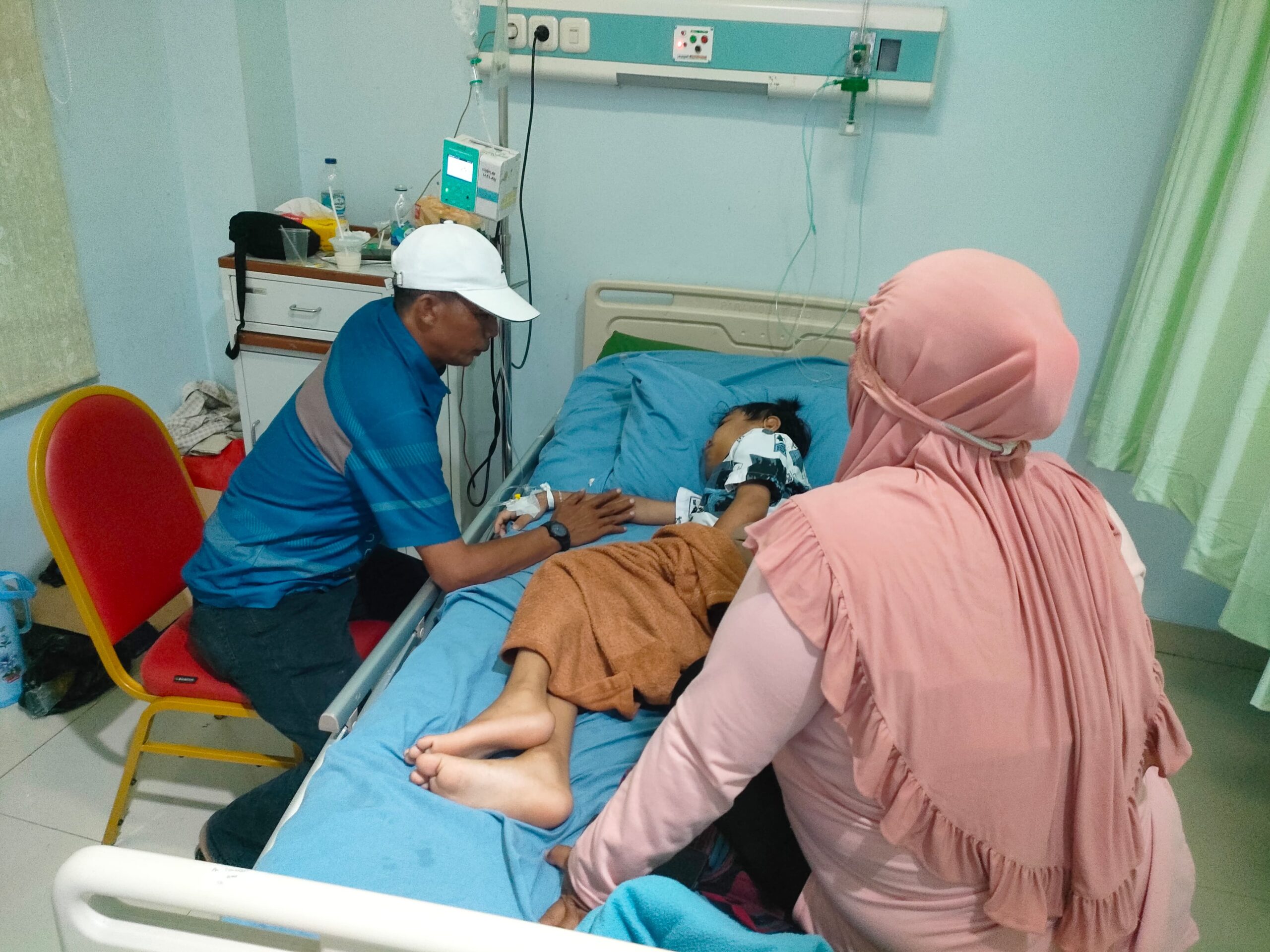 Kepala Desa Mekar Baru Sujai Jenguk Warga yang Dirawat di RSUD Balaraja