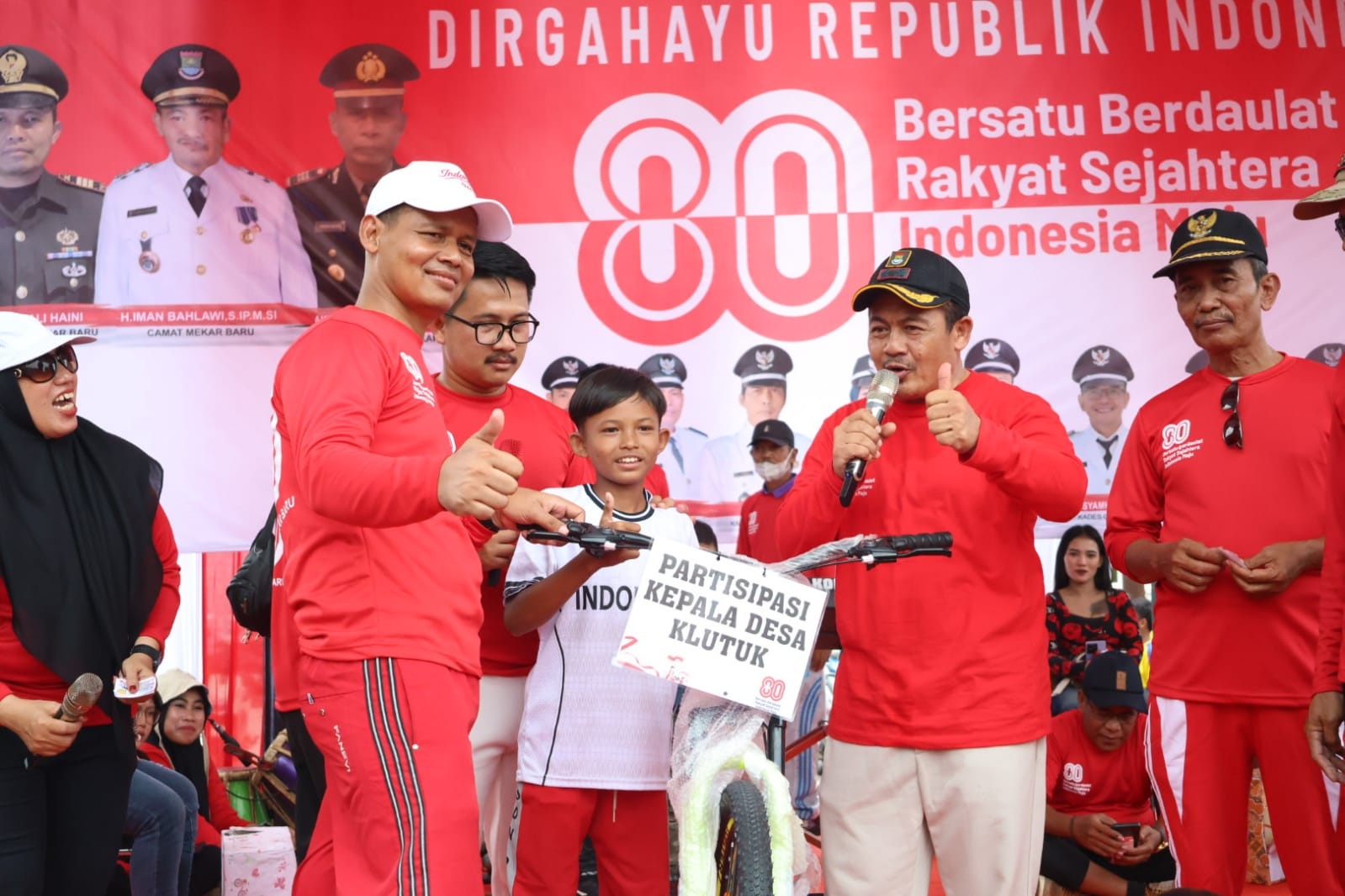 Ribuan Warga Mekar Baru Ikuti Gerak Jalan Santai Sambut Kemerdekaan