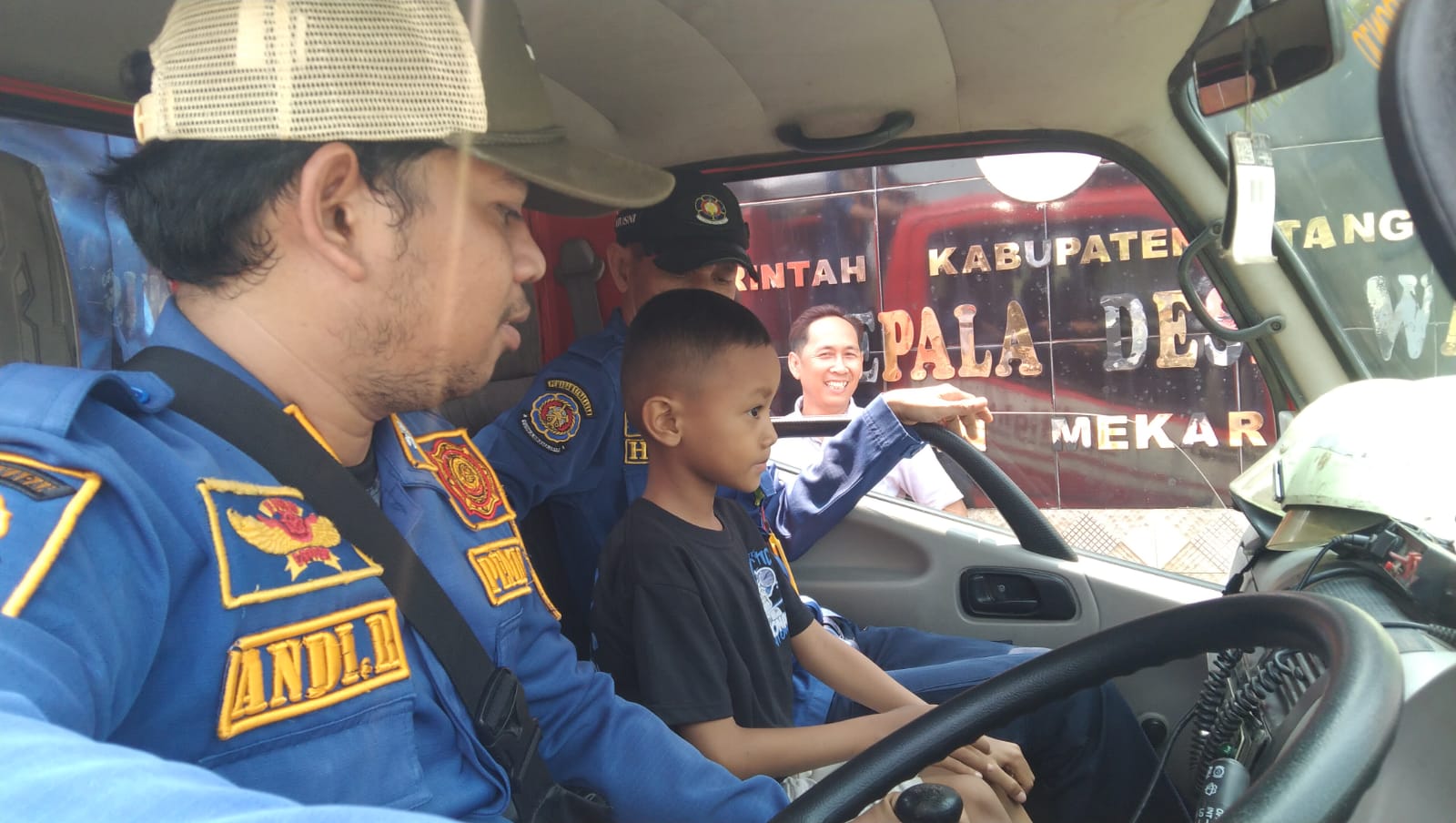 Sekcam Mekar Baru, Kepala BPBD, dan Anggota DPRD Jenguk Anak Penderita Leukemia AML di Desa Waliwis