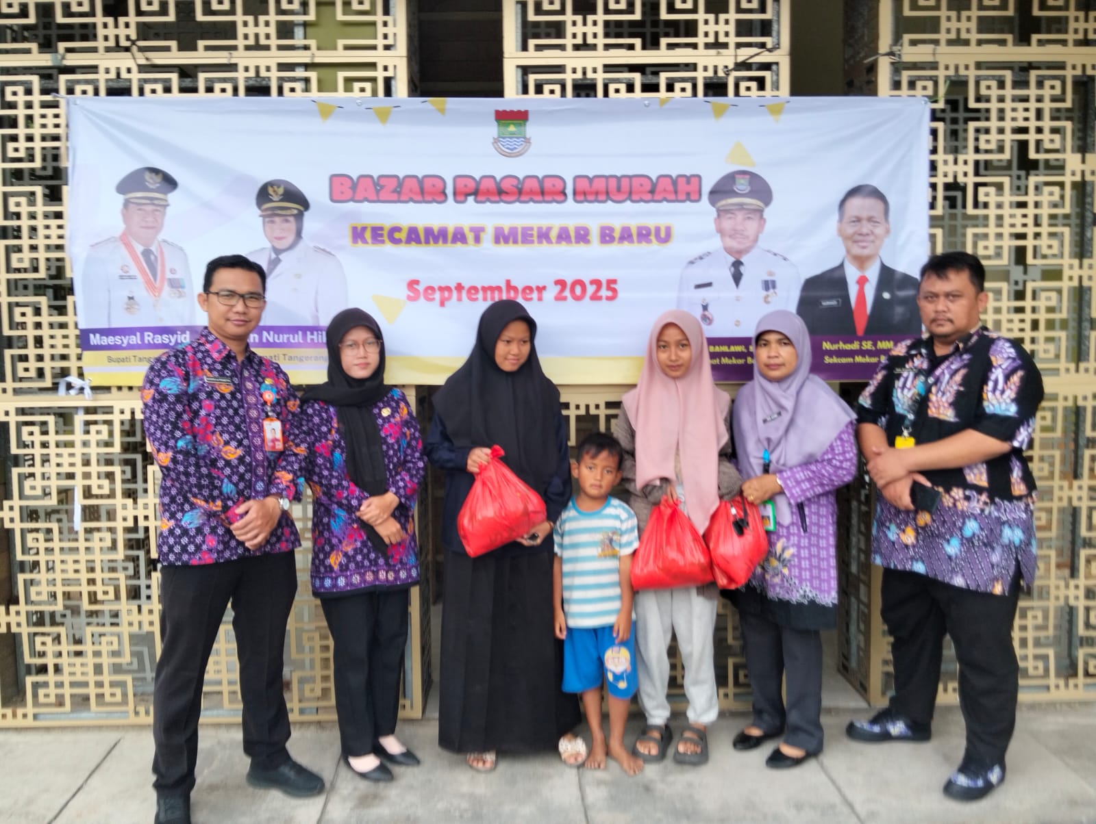 Warga Mekar Baru Serbu Bazar Pasar Murah yang Digelar Pemerintah Kecamatan