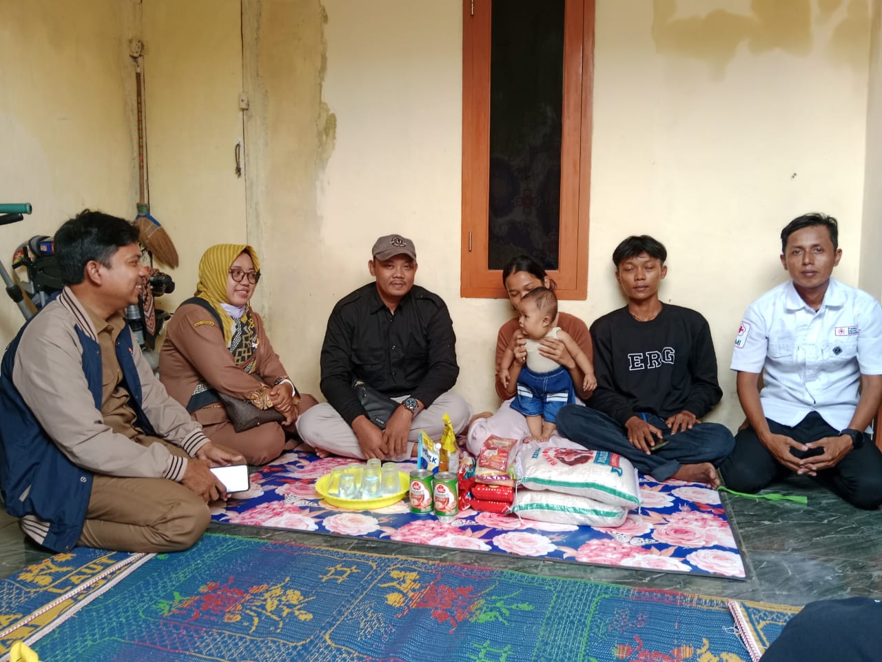 PMI Mekar Baru & TULUS Jenguk Balita Safiratul, Desa dan Puskesmas Siap Kawal Pengobatan