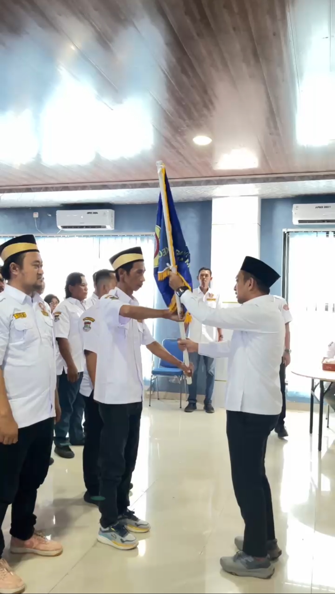 Bendera Pataka Diserahkan, Karang Taruna Kecamatan Mekar Baru Resmi Dilantik